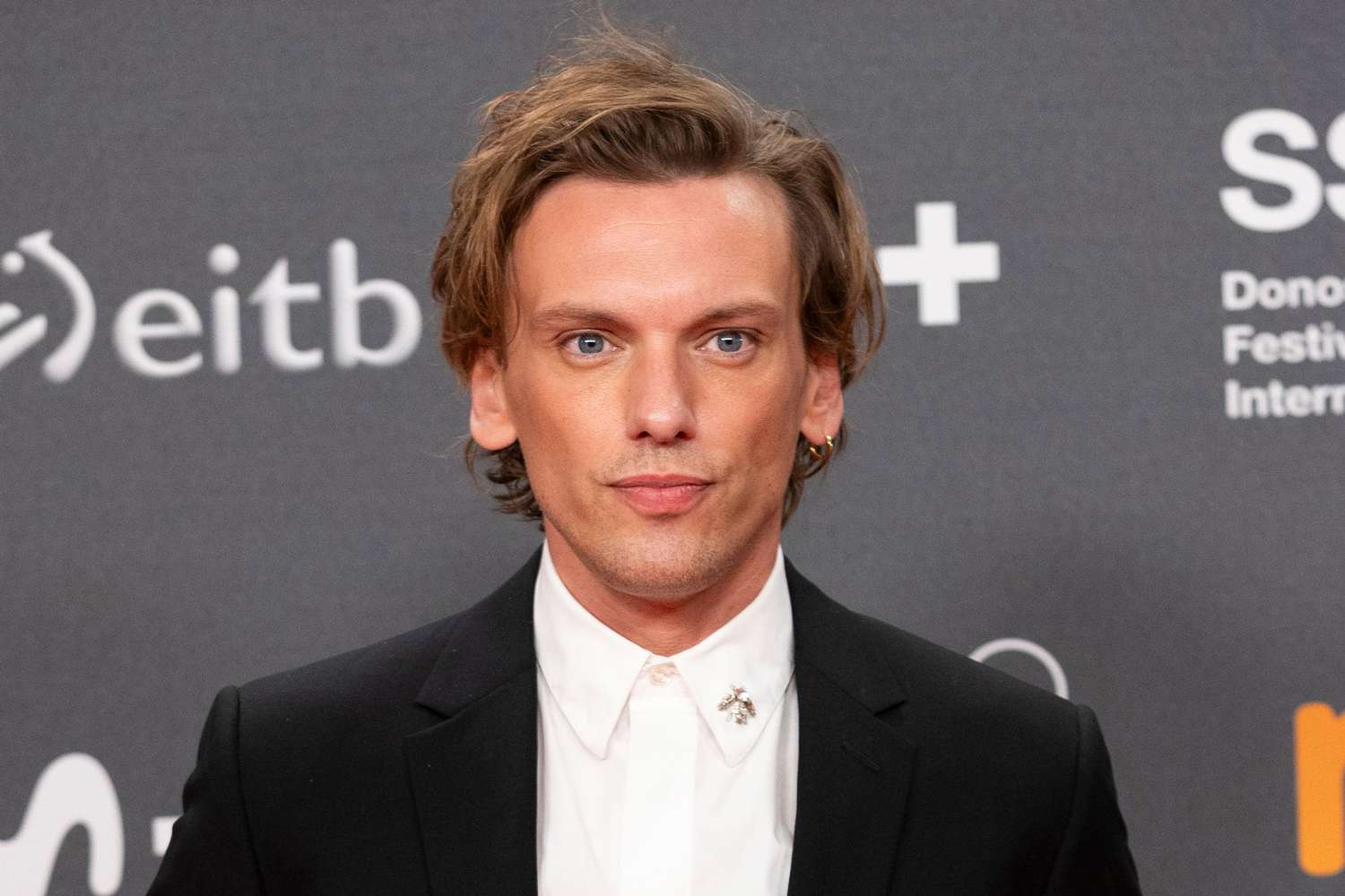 Jamie Campbell Bower è fidanzato? Con chi?