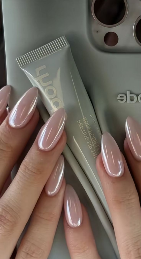 Hailey Bieber unghie Frosted Chrome