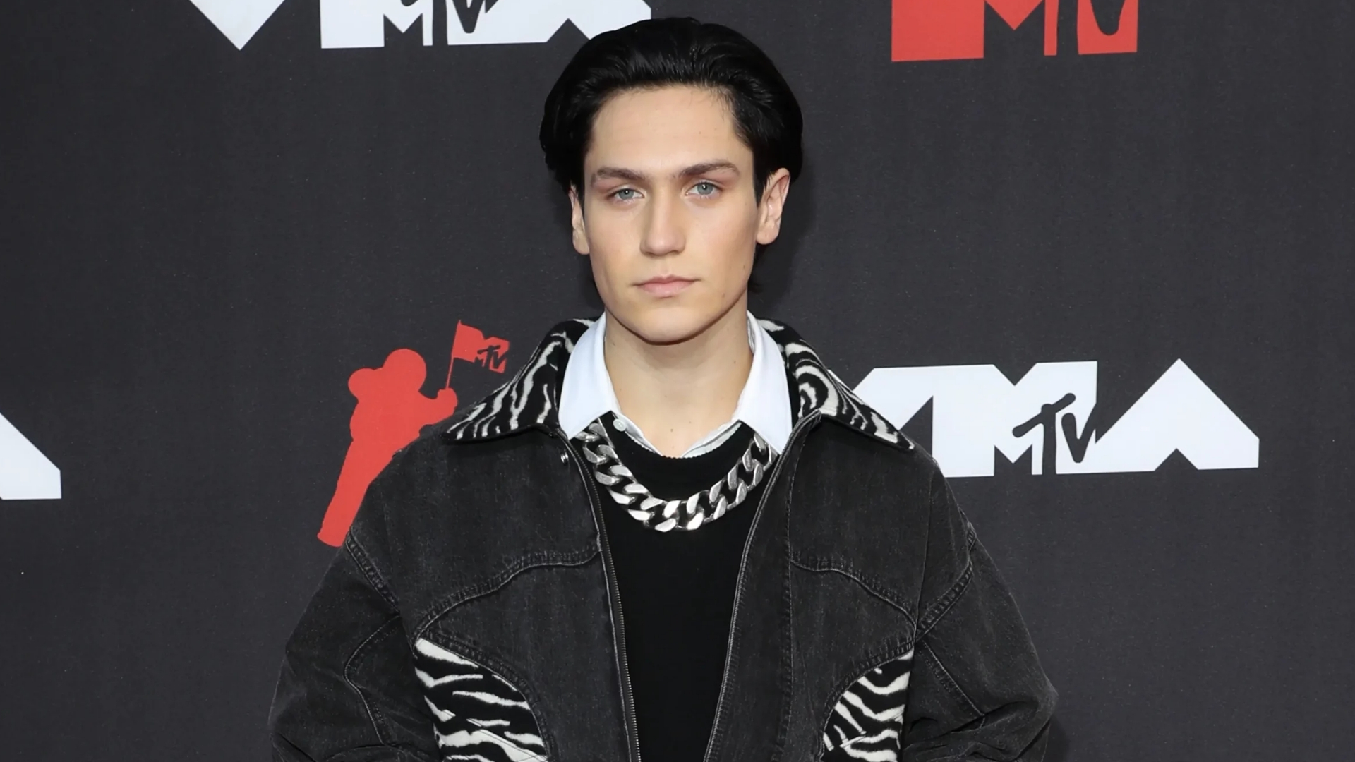 Chi è Chase Hudson, il tiktoker attore di How To Lose a Popularity Contest?