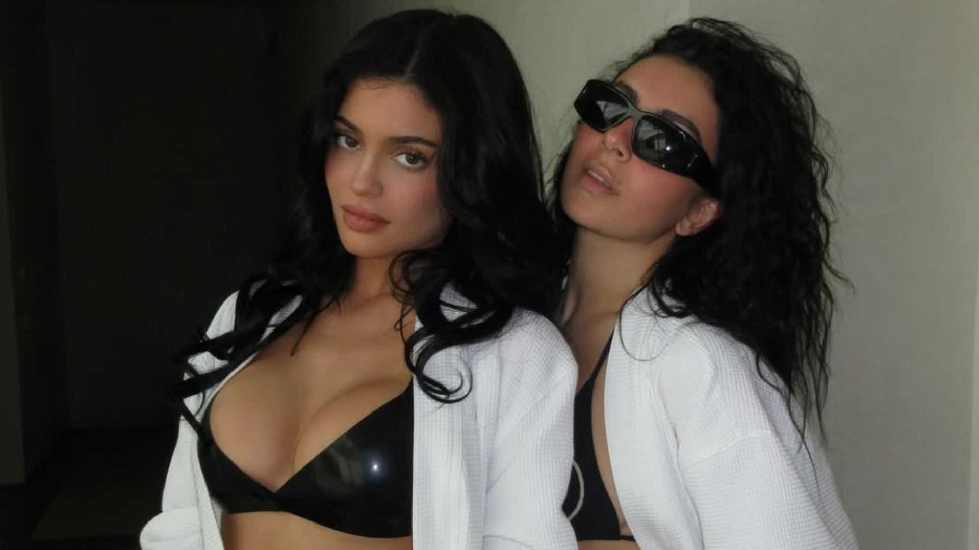 Kylie Jenner e Charli XCX sul set di The Moment: prime immagini